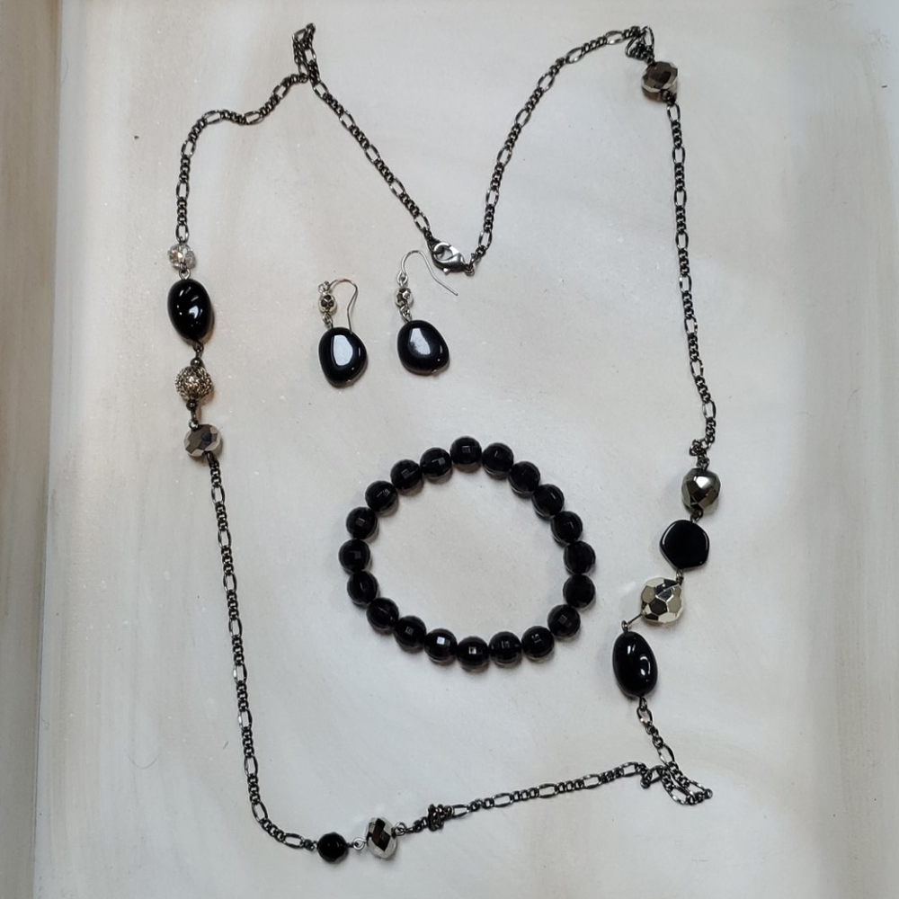 Necklace, earrings and bracelet set